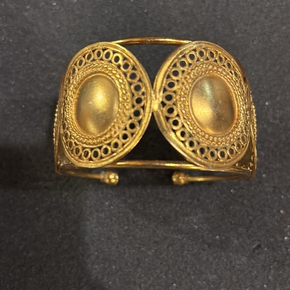 Beautiful Gold Tone Cuff Bracelet Statement piece - Picture 3 of 4